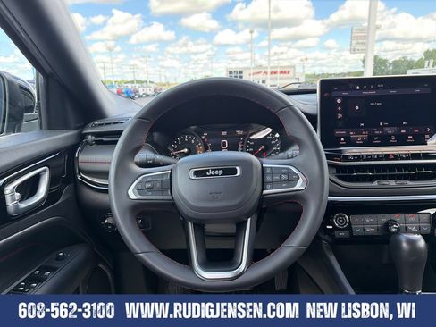 Used 2025 Jeep Compass Trailhawk AWD/4WD image 13