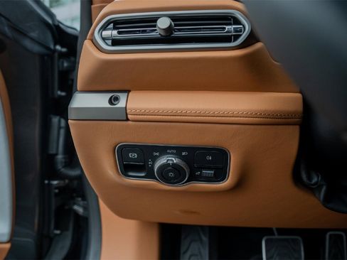 New 2025 Aston Martin Vanquish image 28