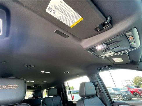 Used 2025 Chevrolet Suburban High Country RWD image 28