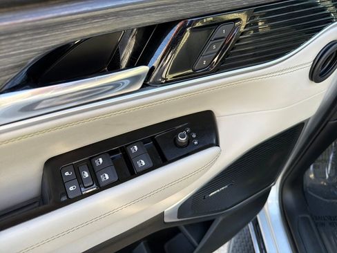 Used 2023 Jeep Wagoneer L Series III w/ Preferred Equipment Group image 19