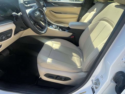 Used 2025 Jeep Grand Cherokee L Limited w/ Luxury Tech Group II image 16