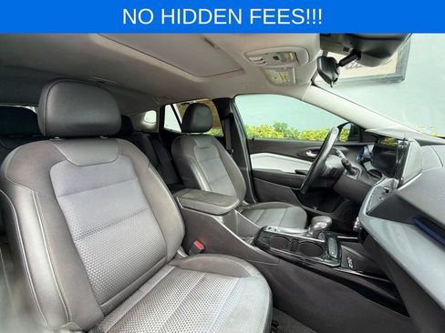 Used 2025 Chevrolet Trax LT w/ Sunroof Package FWD image 26