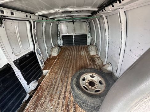 Used 2017 Chevrolet Express 2500 Extended RWD image 3