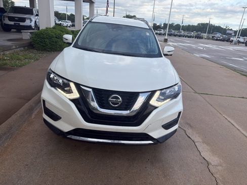 Used 2019 Nissan Rogue SV w/ Premium Package FWD image 3