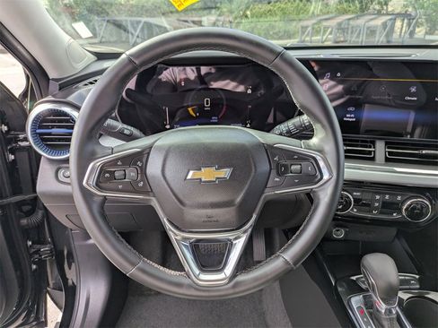 Used 2025 Chevrolet Trax LT w/ LT Convenience Package image 18