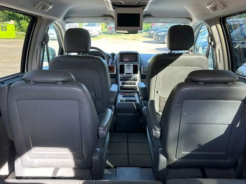 Used 2008 Chrysler Town & Country Touring FWD image 14