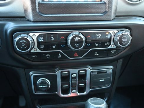 Used 2020 Jeep Gladiator Overland w/ Cold Weather Group image 28