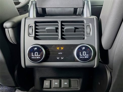 Used 2024 Land Rover Discovery Dynamic SE image 19