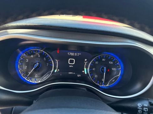 Used 2023 Chrysler Pacifica Touring-L FWD image 22