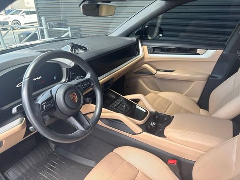Certified 2024 Porsche Cayenne Coupe AWD/4WD image 4