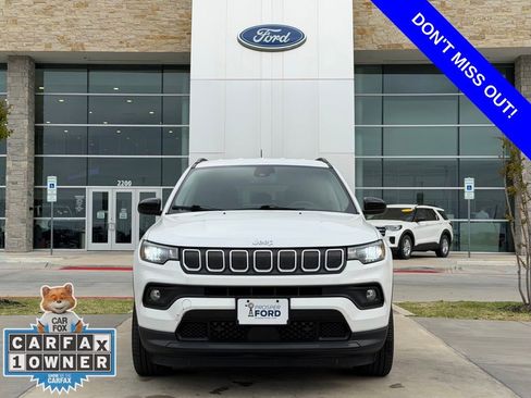 Used 2022 Jeep Compass Latitude image 2