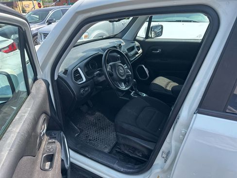 Used 2018 Jeep Renegade Latitude w/ Cold Weather Group image 9