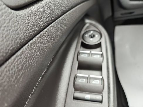 Used 2019 Ford Escape SE image 18