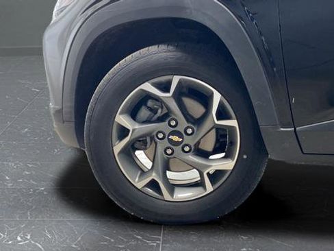 Used 2024 Chevrolet Trax LT w/ Driver Confidence Package FWD image 28