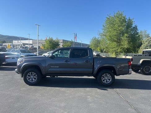 Used 2019 Toyota Tacoma SR5 AWD/4WD image 8