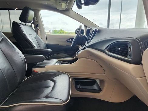 Used 2023 Chrysler Pacifica Limited FWD image 30