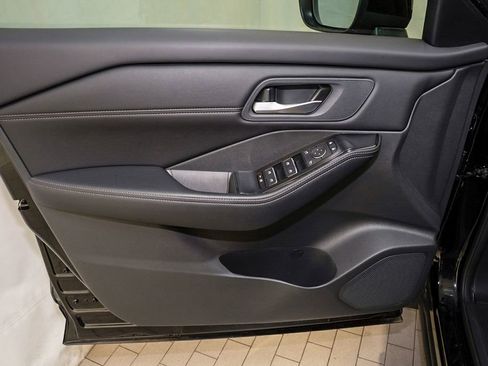 Certified 2025 Nissan Rogue SL FWD image 12