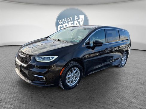 Used 2025 Chrysler Pacifica Select image 8