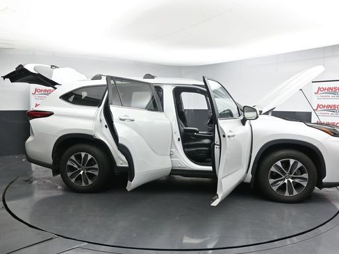 Used 2023 Toyota Highlander XLE image 34