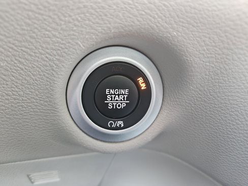 Used 2024 Chrysler Pacifica Touring-L image 30