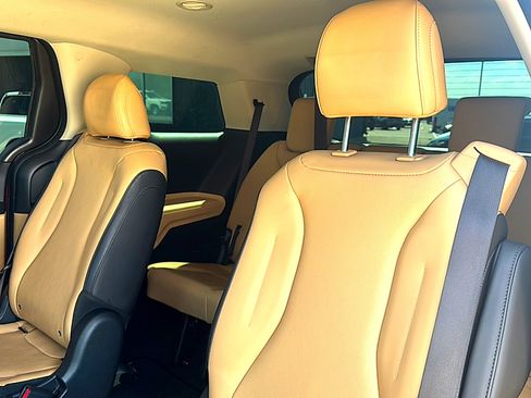 Used 2024 Kia Carnival LX image 19