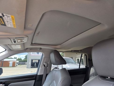 Used 2020 Toyota Highlander XLE AWD/4WD image 16
