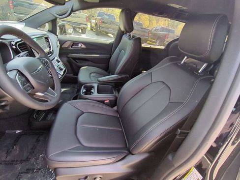 New 2026 Chrysler Pacifica Select image 22