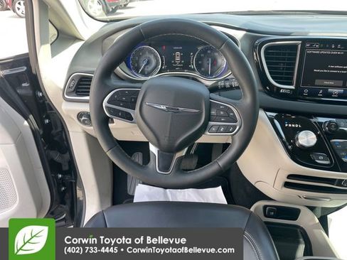 Used 2023 Chrysler Pacifica Touring-L image 21