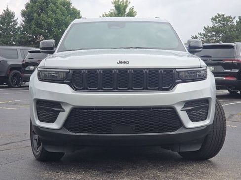 Used 2024 Jeep Grand Cherokee Altitude AWD/4WD image 3
