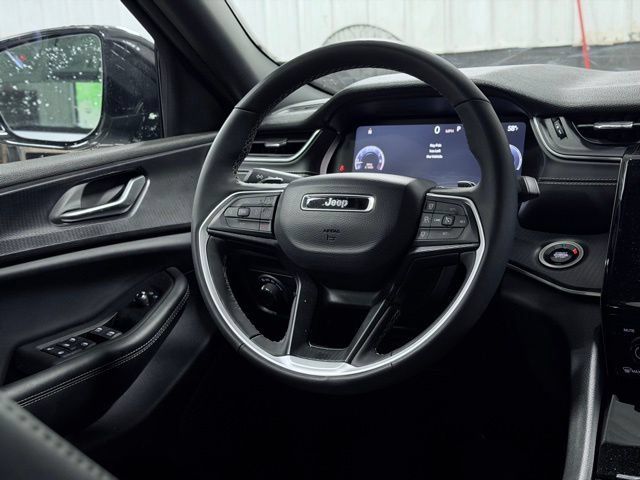 Used 2025 Jeep Grand Cherokee Altitude AWD/4WD image 22