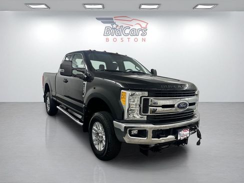Used 2017 Ford F250 XLT w/ XLT Value Package AWD/4WD image 3