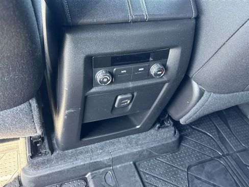 Used 2023 Chevrolet Traverse LT image 20