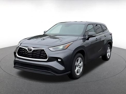 Used 2025 Toyota Highlander LE FWD image 8