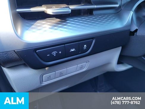 Used 2023 Kia Carnival LX image 17