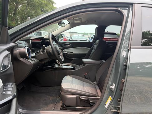 Used 2025 Chevrolet Trax LT w/ LT Convenience Package FWD image 25