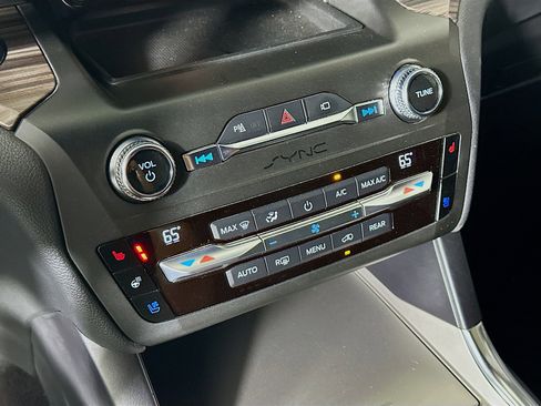 Used 2020 Ford Explorer Limited image 24