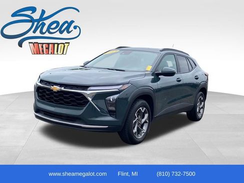 Certified 2025 Chevrolet Trax LT FWD image 1
