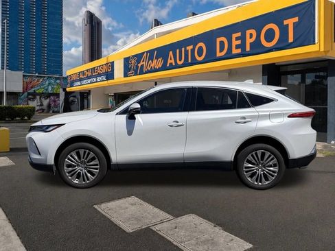 Used 2024 Toyota Venza LE AWD/4WD image 2