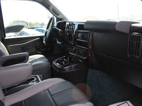 Used 2016 Chevrolet Express 2500 RWD image 32