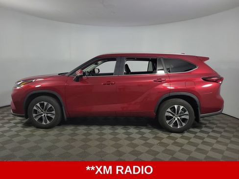 Used 2025 Toyota Highlander XLE FWD image 7