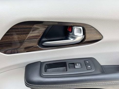 Used 2022 Chrysler Pacifica Limited AWD/4WD image 34