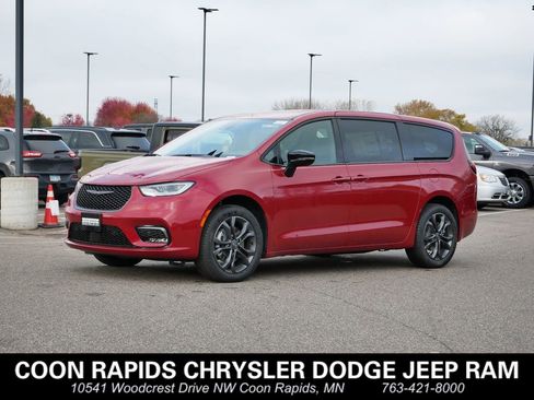 New 2026 Chrysler Pacifica Select image 1
