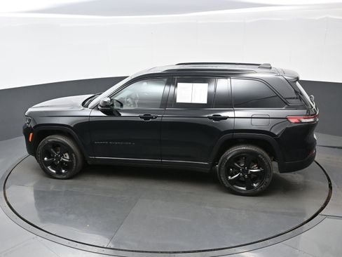 Used 2023 Jeep Grand Cherokee Altitude image 34