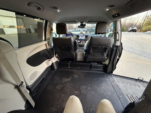 Used 2023 Chrysler Pacifica Touring-L image 31