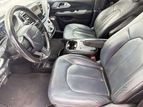 Used 2020 Chrysler Pacifica Touring-L Plus w/ S Appearance Package FWD image 5