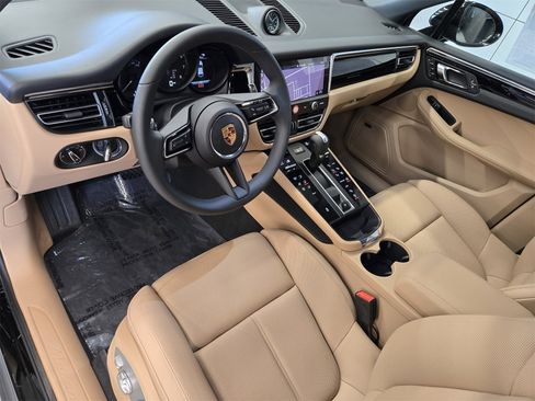 Used 2025 Porsche Macan image 5