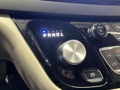 Used 2024 Chrysler Pacifica Touring-L FWD image 18