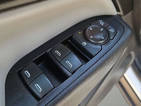 Used 2018 Chevrolet Equinox Premier FWD image 16