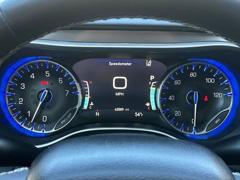 Used 2024 Chrysler Pacifica Touring-L image 21