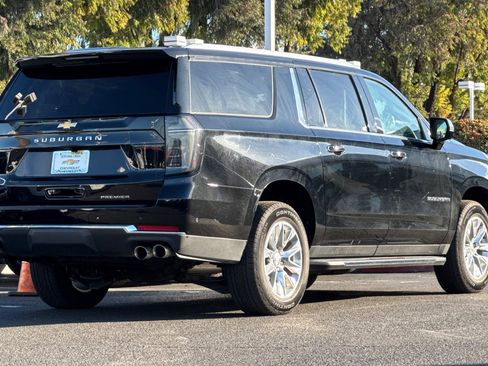 Used 2025 Chevrolet Suburban Premier image 5
